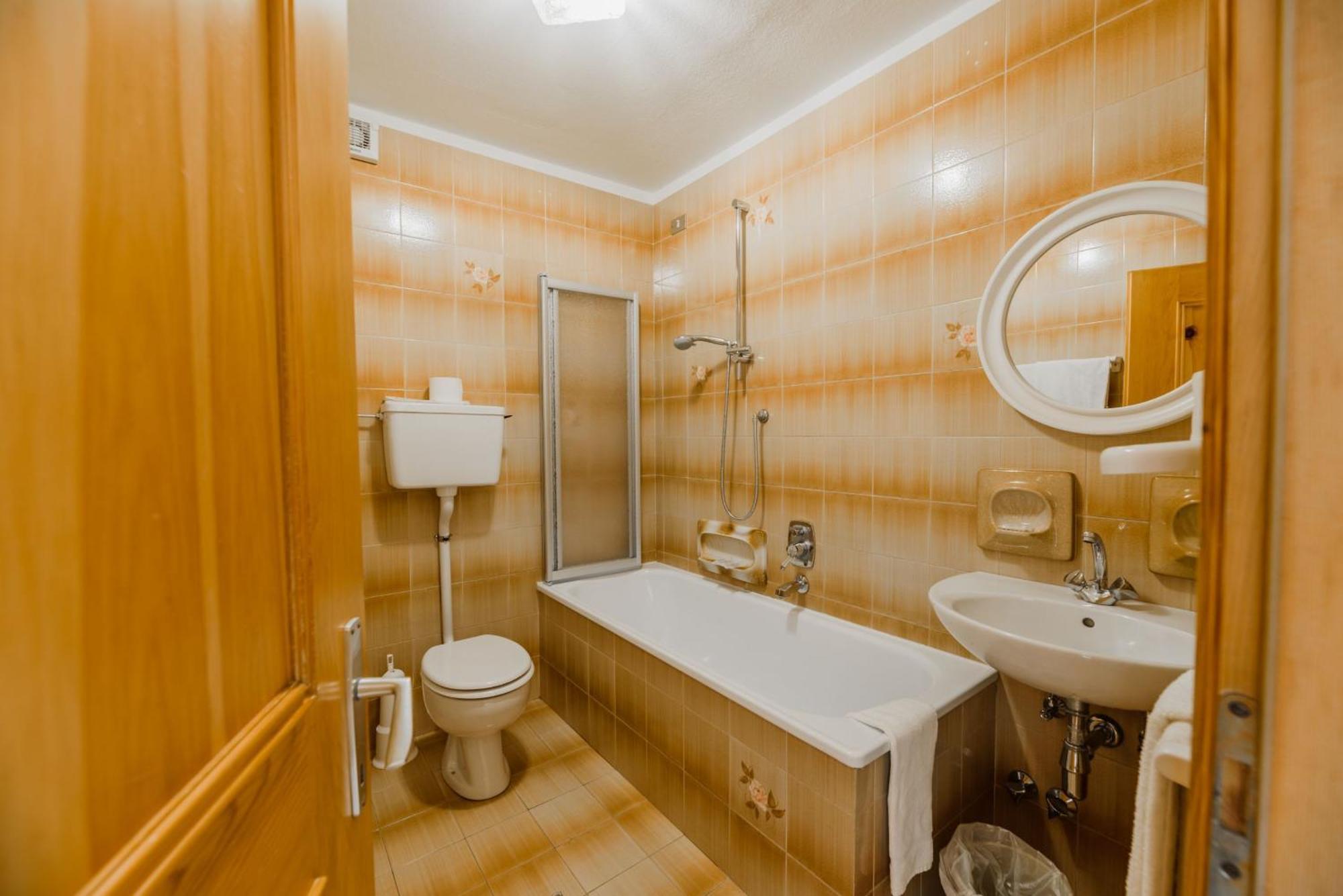 Hotel Garni Rosengarten Pera Bagian luar foto